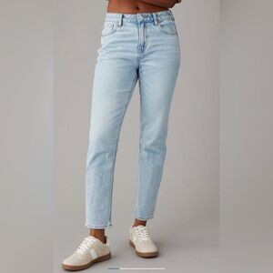 American Eagle Mom Jeans Light Wash Size 4